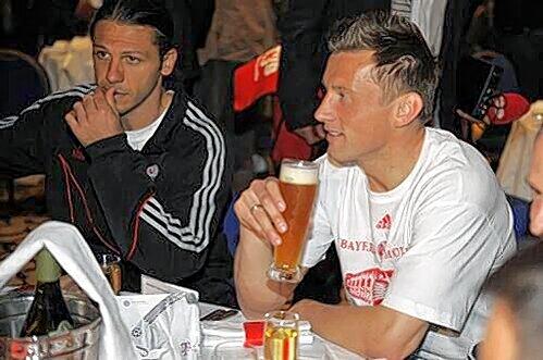 Ivica Olic beim Bankett: Ganz schön kleines Weißbier für so einen großen Halbfinal-Helden, oder?