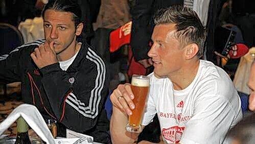 Ivica Olic beim Bankett: Ganz schön kleines Weißbier für so einen großen Halbfinal-Helden, oder? Ivica Olic beim Bankett: Ganz schön kleines Weißbier für so einen großen Halbfinal-Helden, oder?