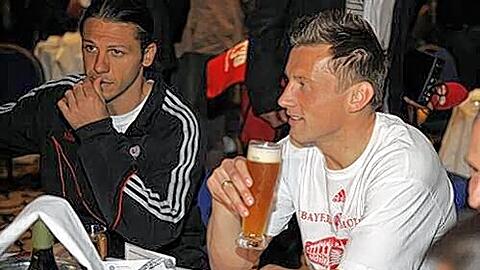 Ivica Olic beim Bankett: Ganz schön kleines Weißbier für so einen großen Halbfinal-Helden, oder?