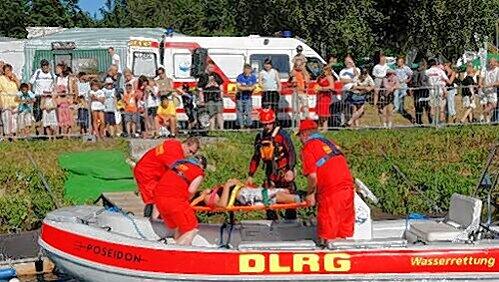 Die Retter der DLRG in ihrem Schlauchboot: Hier bei einer Vorführung im Nürnberger Hafen. Die Retter der DLRG in ihrem Schlauchboot: Hier bei einer Vorführung im Nürnberger Hafen.