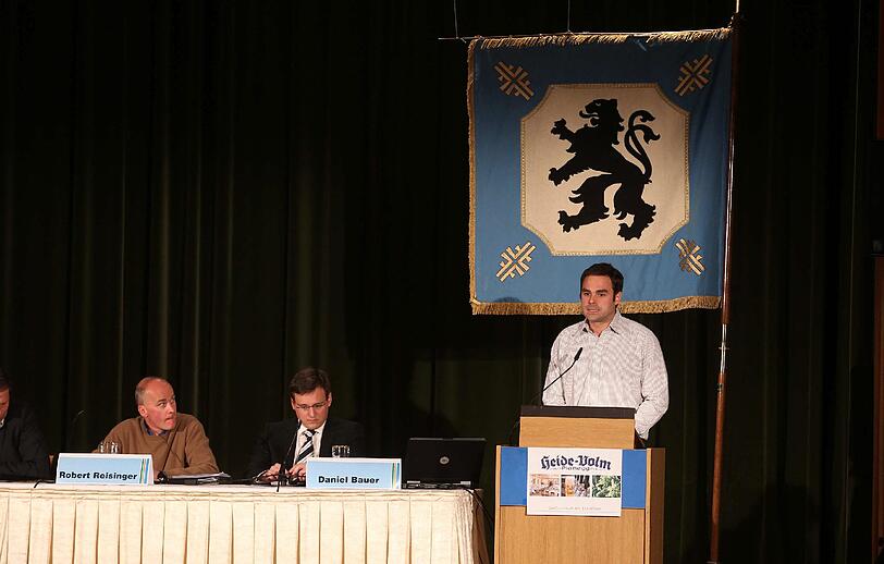 Bei der Versammlung der 1860-Fußballabteilung bleibt es am Dienstagabend friedlich. Die Mitglieder stimmen für eine Abschaffung des Delegiertensystems. Abteilungsleiter Reisinger bleibt im Amt. Sehen Sie hier die besten Bilder aus der Heide-Volm.
