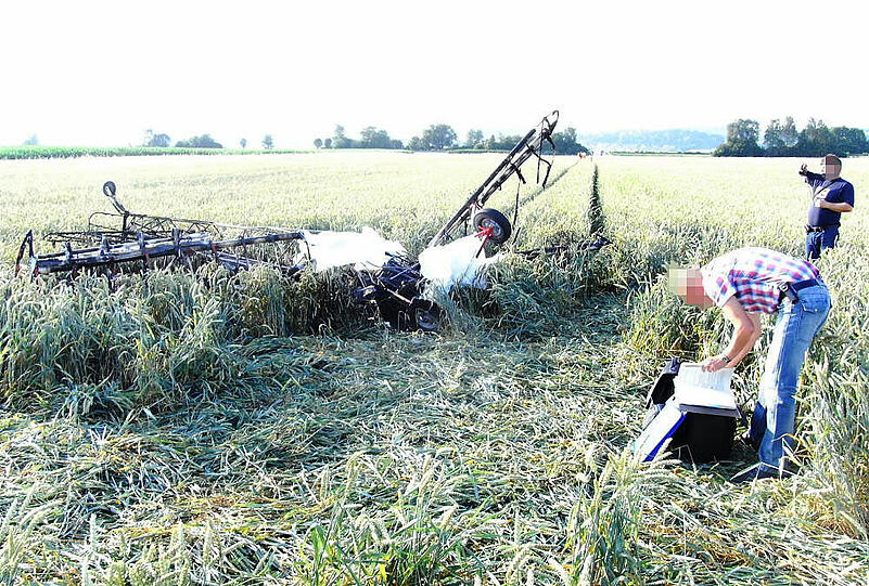 Kurz nach dem Start fängt ein Ultraleichtflugzeug in Niederbayern Feuer, schlägt auf ein Feld auf und brennt völlig aus. Ein Mann und eine Frau sterben.