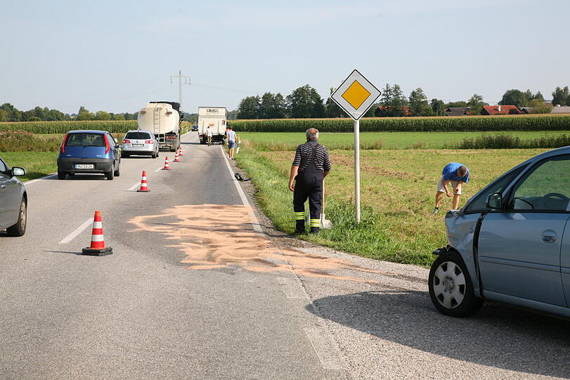 Bei der Einfahrt auf die Istentalstraße übersieht eine Autofahrerin einen Lkw und rammt ihn. Verletzt wird glücklicherweise niemand.