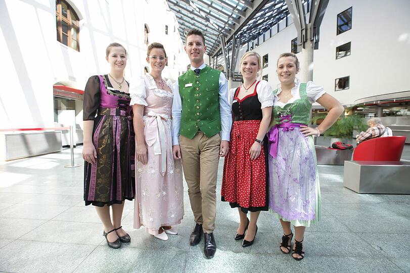 In Tracht im Tal (v. l.): Laura Mantl, Anja Wagner, Florian Mayr, Kathrin Brugger und Veronika Sieß von der Stadtsparkasse.