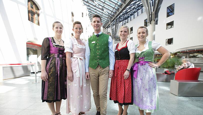In Tracht im Tal (v. l.): Laura Mantl, Anja Wagner, Florian Mayr, Kathrin Brugger und Veronika Sieß von der Stadtsparkasse. In Tracht im Tal (v. l.): Laura Mantl, Anja Wagner, Florian Mayr, Kathrin Brugger und Veronika Sieß von der Stadtsparkasse.