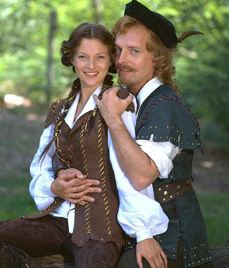 Gemeinsam mit dem Comedian Rik Mayall als Robin Hood war Kate Moss im Film "Blackadder Back and Forth" zu sehen