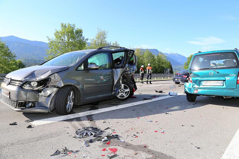 Der Autobahnabschnitt ist mit Schrott-Teilen übersät - die Bilder von der Unfallstelle auf der A95 Richtung Garmisch.