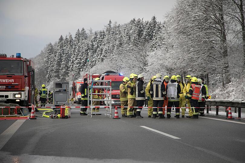 Bei dem Unfall auf der A8 ist ein Lastwagen mit teilweise entzündlichen Stoffen umgekippt. Die Bergungsarbeiten dauerten mehrere Stunden an.