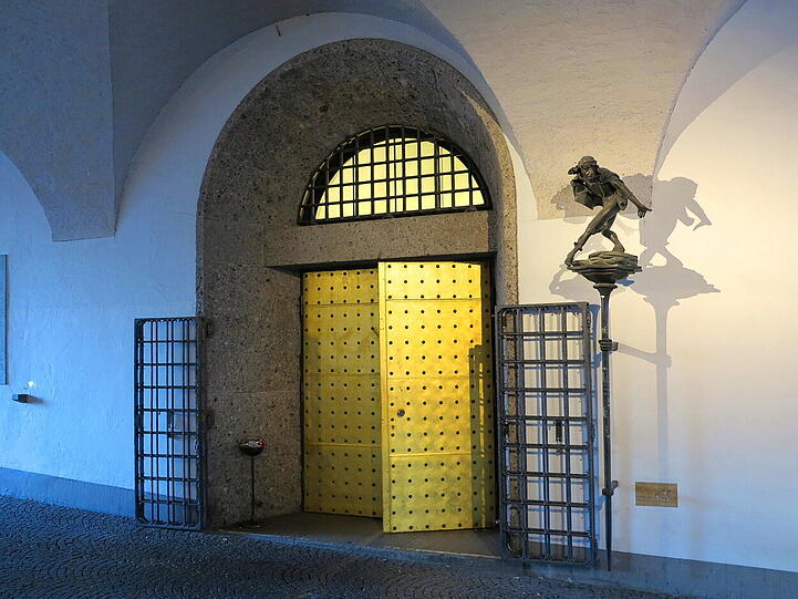 Das Tor am Alten Rathaus ist meistens mit dem Eisengitter versperrt.