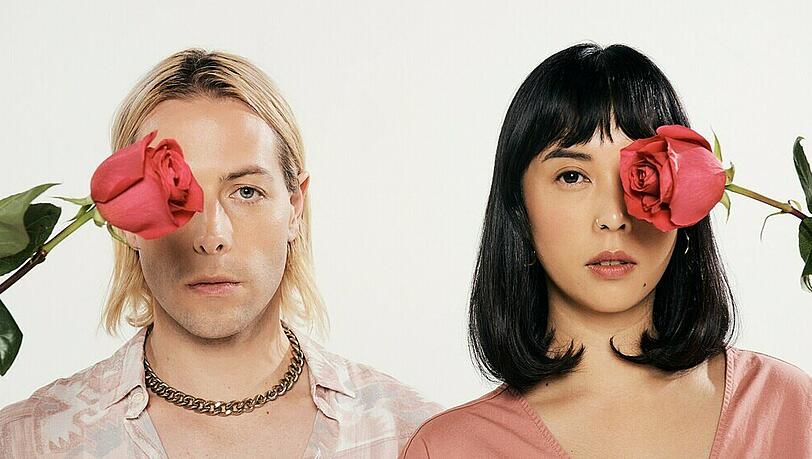 The Naked and Famous bestehen nur noch aus Thom Powers und Alisa Xayalith. The Naked and Famous bestehen nur noch aus Thom Powers und Alisa Xayalith.