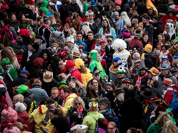 Die Narren stürzen sich in den Straßenkarneval in Düsseldorf.