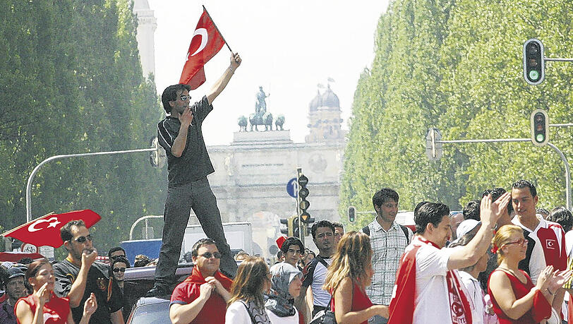 Feiernde türkische Fußballfans auf der Leopoldstraße - nicht so am ersten EM-Wochenende. Feiernde türkische Fußballfans auf der Leopoldstraße - nicht so am ersten EM-Wochenende.