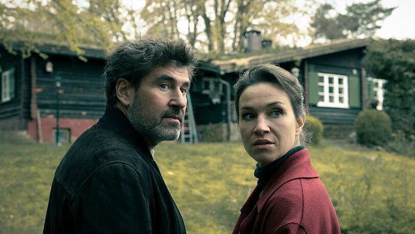 "Katharina Tempel - Was wir begehren": Georg König (Stephan Szász) und Katharina Tempel (Franziska Hartmann) stoßen auf ein einsames Haus, in dem ein weiteres Opfer lebt. "Katharina Tempel - Was wir begehren": Georg König (Stephan Szász) und Katharina Tempel (Franziska Hartmann) stoßen auf ein einsames Haus, in dem ein weiteres Opfer lebt.
