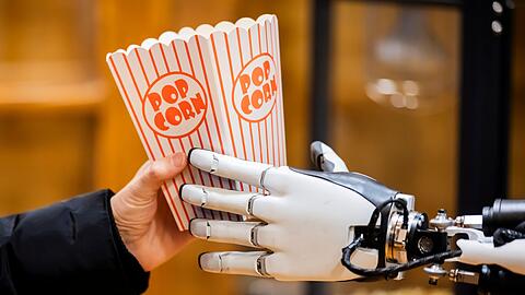 Roboter "Optimus" griff kleine Popcorn-Boxen, f&uuml;llte sie auf und &uuml;berreichte sie den Besuchern.