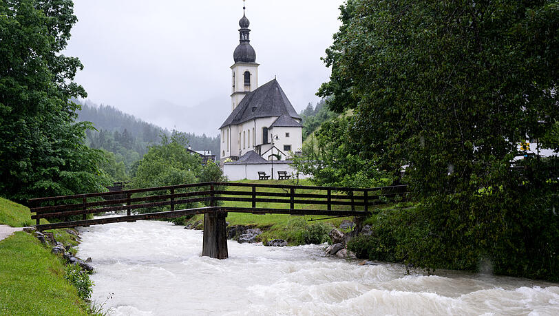 Ramsau bei Berchtesgaden mit der Kirche St. Sebastian an der Ramsauer Ache.