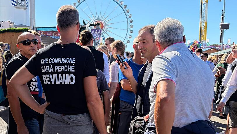 Die Italiener haben T-Shirts mit dem Aufdruck "perché beviamo" (weil wir trinken) an Die Italiener haben T-Shirts mit dem Aufdruck "perché beviamo" (weil wir trinken) an