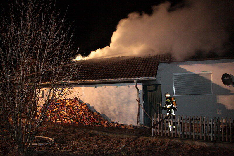 Zu einem Garagenbrand in Dörfl wurden mehrere Feuerwehren alarmiert. Das Feuer ist vermutlich im Dachbereich der Garage ausgebrochen und griff auf das Wohnhaus über.