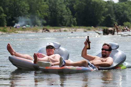 Sonnenbad an und auf der Isar.