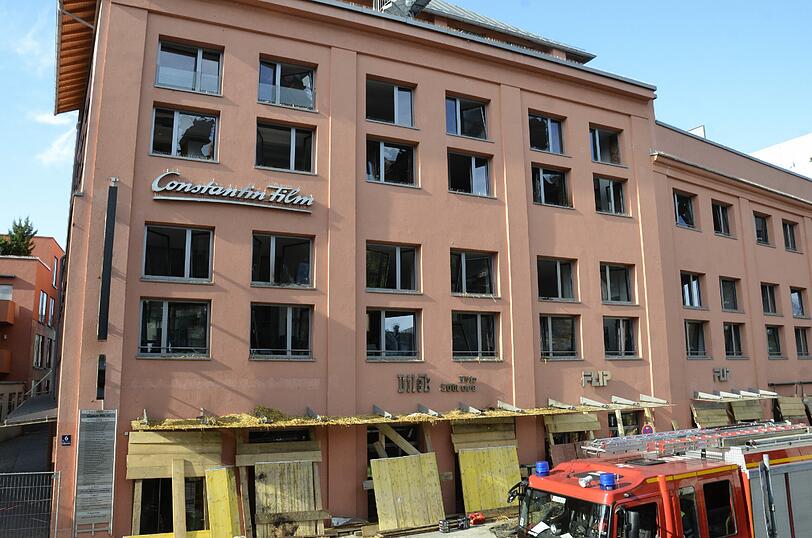 Schwabing am Tag nach der Bombensprengung: Die Spuren der Detonation sind deutlich zu erkennen, teilweise hat sie schwere Schäden verursacht. Derzeit werden die Schäden an den Gebäuden der Umgebung erfasst.