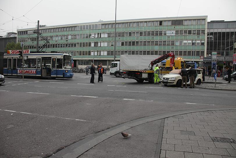 Die Trambahn hat kaum was abbekommen, der VW des Taxlers ist so gut wie zerstört.