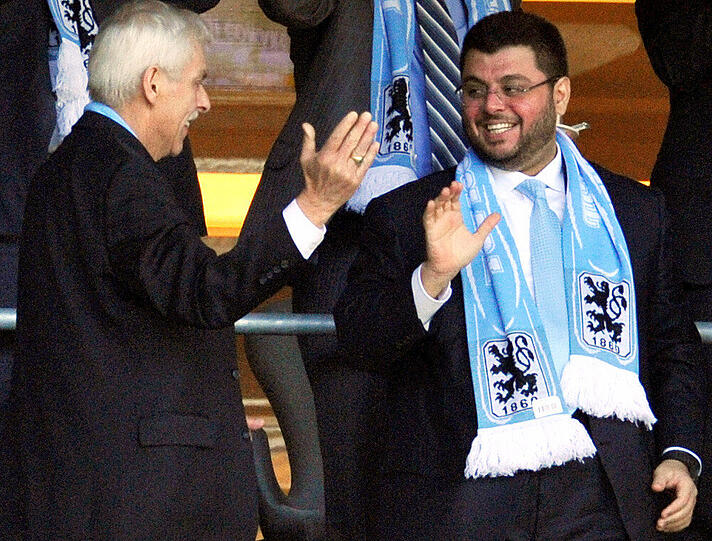 Wie beste Freunde: Ismaik klatscht sich mit Präsident Dieter Schneider ab.