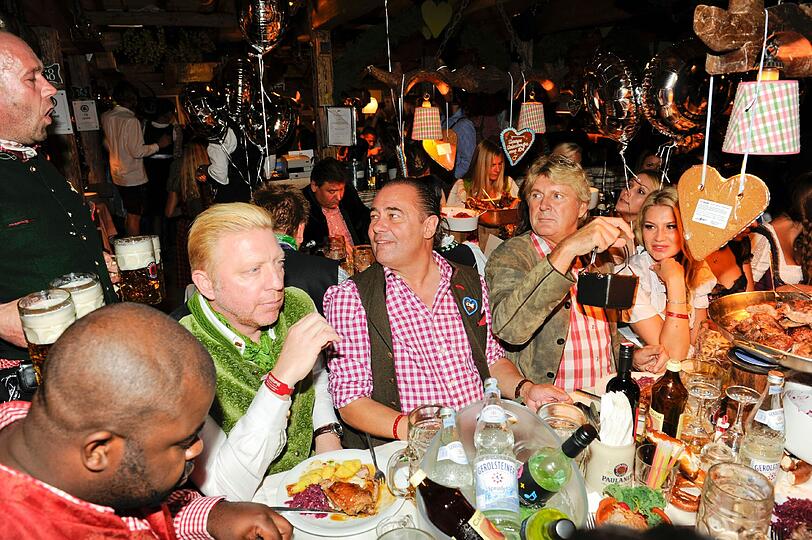 Boris Becker: So feiert die Tennis-Legende auf dem Oktoberfest 2013 mit seiner Familie. Die Bilder...