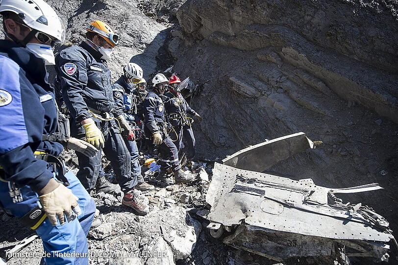 Neue Fotos vom Absturzort: Die Einsatzkräfte bergen mit Atemschutzmasken größere Teile des zerschellten A320 der Germanwings.