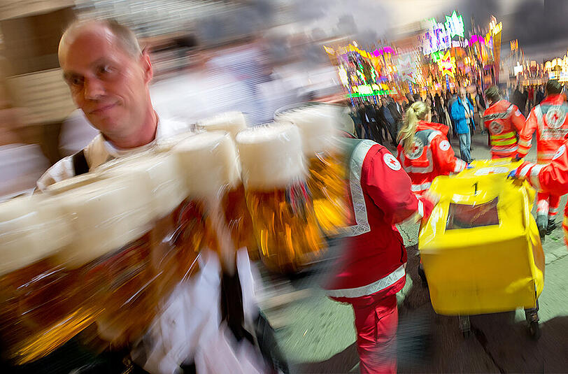 Ein Wiesn-Kellner hat am Mittwoch einem 80-Jährigen in einem Bierzelt das Leben gerettet.