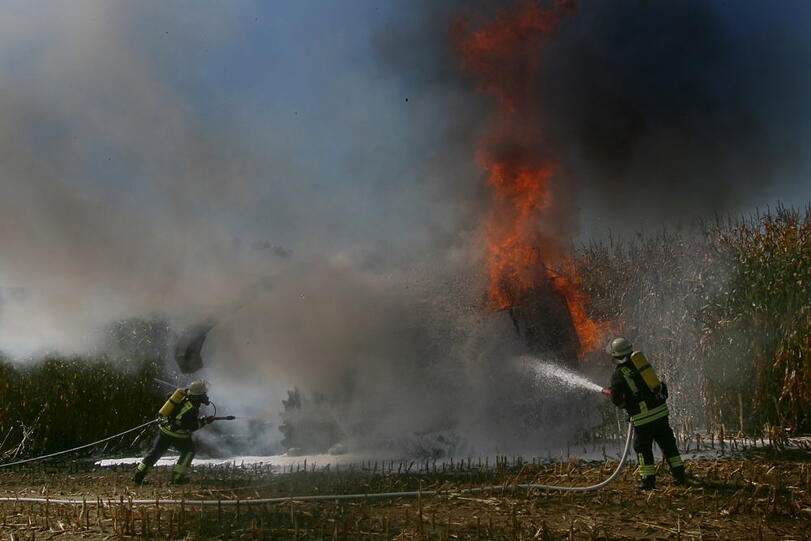 Der Maishäcksler fing Feuer, die anrückenden Wehren hatten den Brand schnell unter Kontrolle.