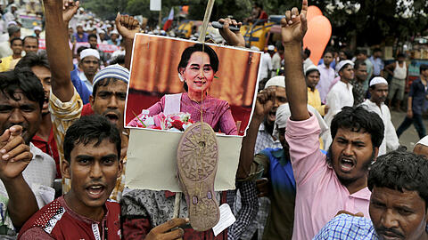 Indische Muslime protestieren in Kalkutta gegen die Unterdrückung der Rohingyas in Myanmar - und gegen Friedensnobelpreisträgerin Aung San Suu Kyi.