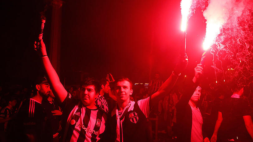 Weitere Bilder der Besiktas-Fans.