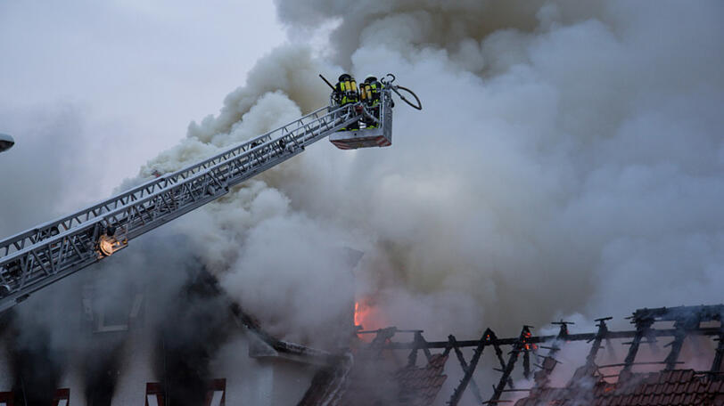 Die Feuerwehr musste am Samstagmorgen ein Feuer in einem Wirtshaus in Bad Reichenhall löschen. Die Bilder.