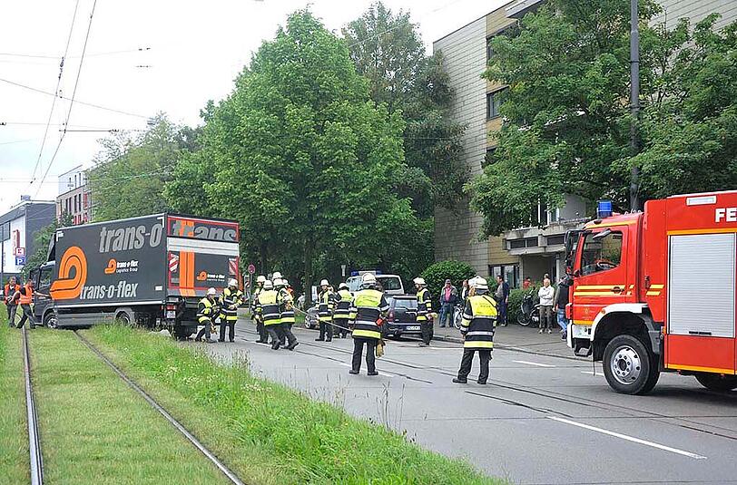 Zwei Lastwagen bleiben im matschigen Boden stecken - ein Verkehrschaos folgt. Die Bilder zum kuriosen Vorfall.