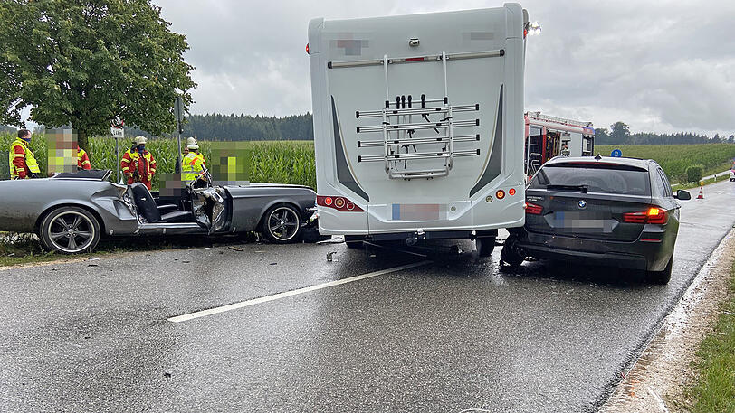 Der Fahrer des Mustang wurde schwer, die anderen Autofahrer leicht verletzt. Die Bilder.