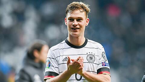 "Der Bundestrainer hat sich, was meine Position angeht, ziemlich festgelegt - und zwar auf das Mittelfeld", sagt Joshua Kimmich.