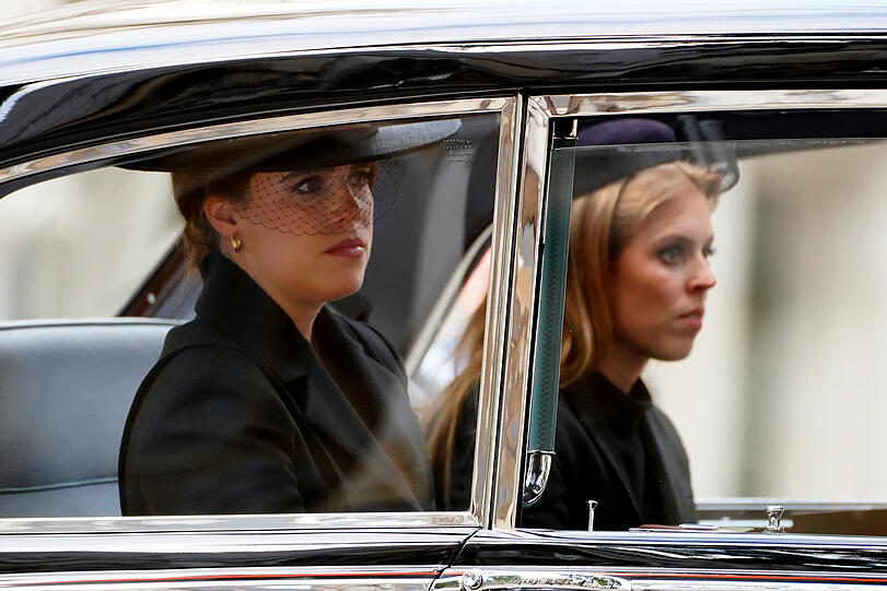 Prinzessin Eugenie (l) und Prinzessin Beatrice trauern um ihre Großmutter.