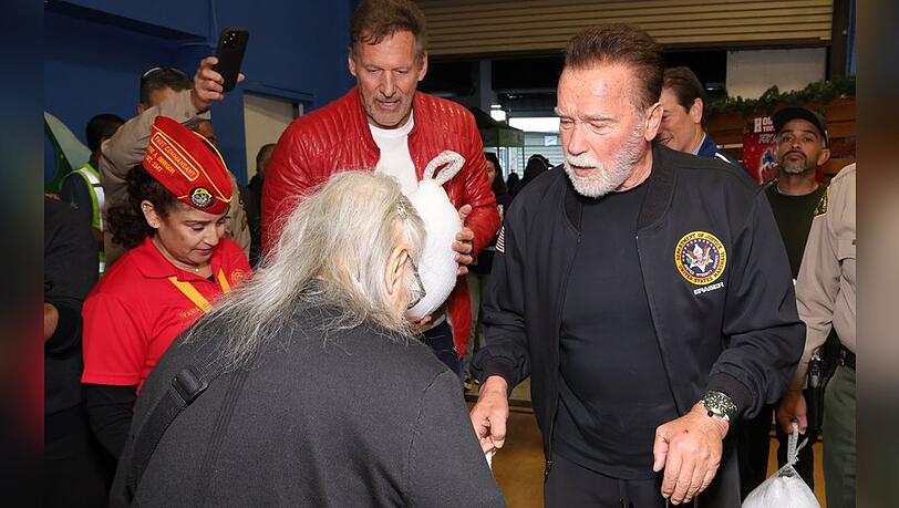 Ralf Moeller und Arnold Schwarzenegger (r.) verteilen Truthähne in Los Angeles.