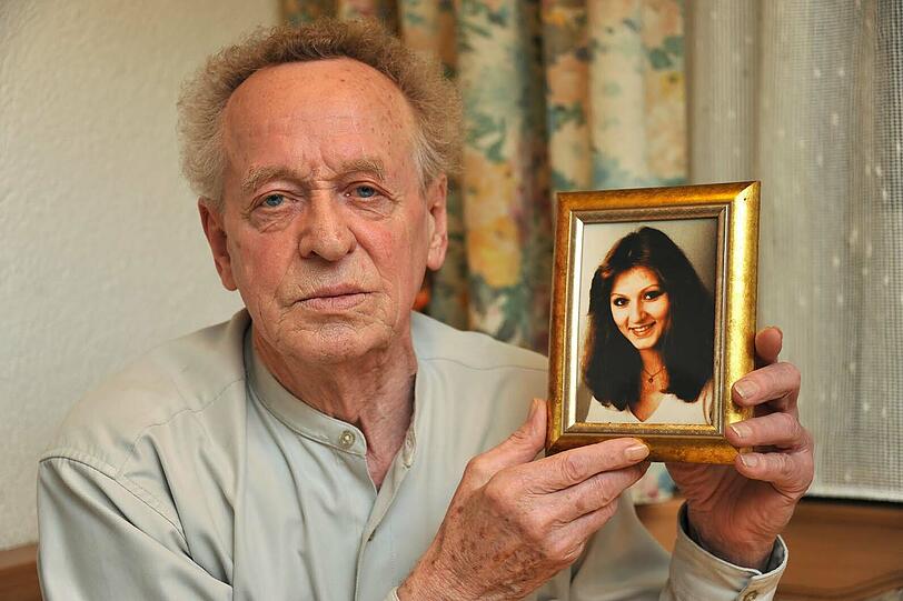 Die Erinnerung an seine Tochter Erika lässt ihn nicht los: Rudi Beyerer mit einem ihrer Porträts.