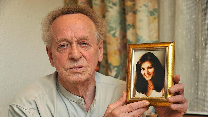 Die Erinnerung an seine Tochter Erika lässt ihn nicht los: Rudi Beyerer mit einem ihrer Porträts. Die Erinnerung an seine Tochter Erika lässt ihn nicht los: Rudi Beyerer mit einem ihrer Porträts.