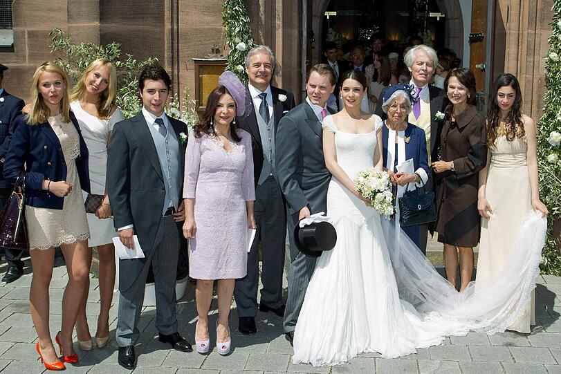 Der Sohn des Bleistiftherstellers Anton Wolfgang Graf von Faber-Castell, Charles Alexander, und seine Ehefrau Melisa Eliyesil haben am Samstag kirchlich geheiratet. Die Bilder von der Adelshochzeit!