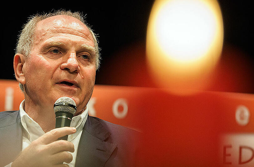 Uli Hoeneß verteidigt Carlo Ancelotti.