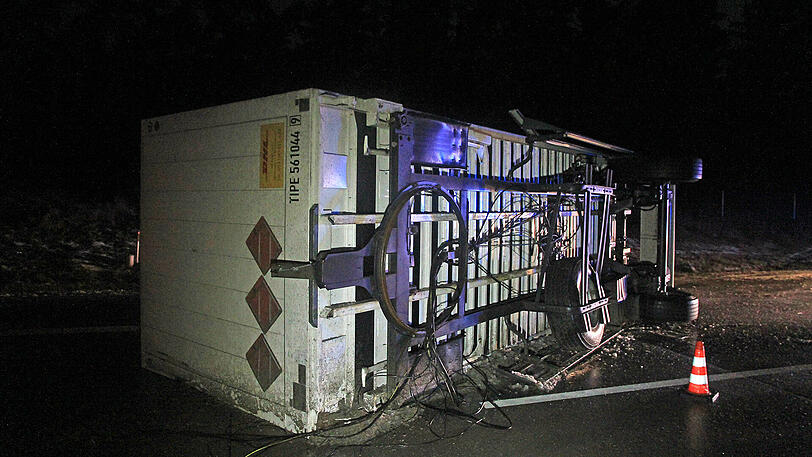 Auf der A71 ereigneten sich zwei Lkw-Unfälle unmittelbar nacheinander, einer davon mit tödlichem Ausgang. Die Bilder von der Unfallstelle.