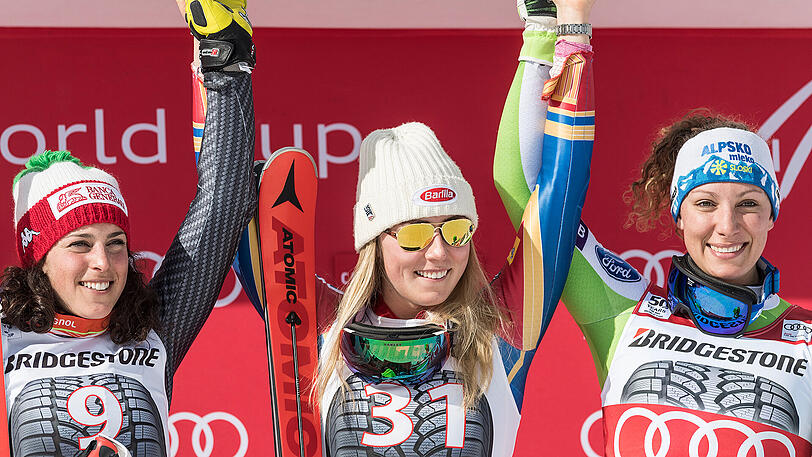 Siegerehrung: Federica Brignone aus Italien (Platz 2), Siegerin Mikaela Shiffrin aus den USA und die Drittplatzierte Ilka Stuhec aus Slowenien auf dem Treppchen.