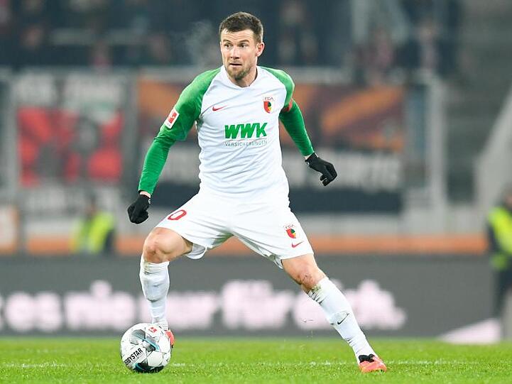 Daniel Baier vom FC Augsburg in Aktion. Foto: Tom Weller/dpa/Archivbild
