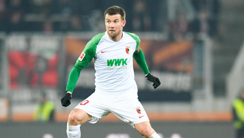 Daniel Baier vom FC Augsburg in Aktion. Foto: Tom Weller/dpa/Archivbild Daniel Baier vom FC Augsburg in Aktion. Foto: Tom Weller/dpa/Archivbild