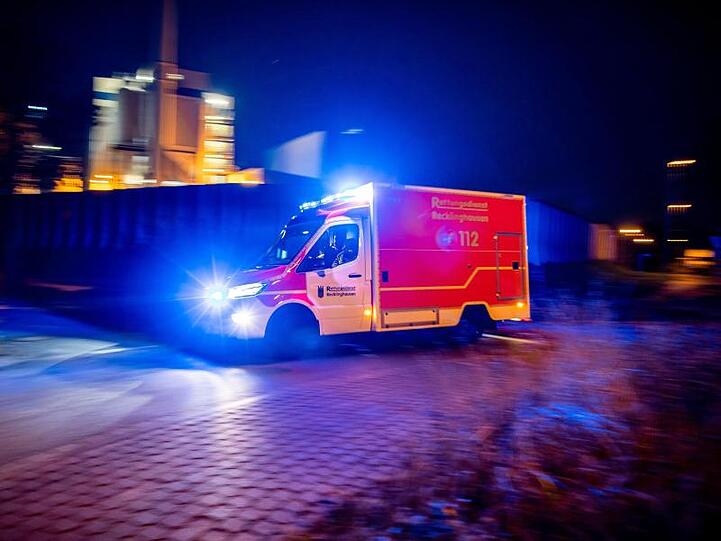 Ein Rettungswagen der Feuerwehr fährt mit Blaulicht durch eine Straße. Foto: Marcel Kusch/dpa/Archivbild
