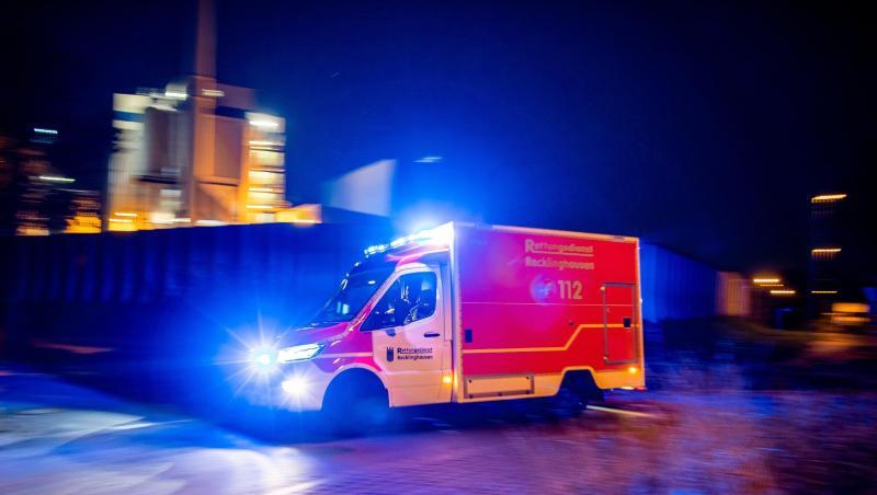 Ein Rettungswagen der Feuerwehr fährt mit Blaulicht durch eine Straße. Foto: Marcel Kusch/dpa/Archivbild Ein Rettungswagen der Feuerwehr fährt mit Blaulicht durch eine Straße. Foto: Marcel Kusch/dpa/Archivbild