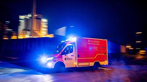 Ein Rettungswagen der Feuerwehr fährt mit Blaulicht durch eine Straße. Foto: Marcel Kusch/dpa/Archivbild