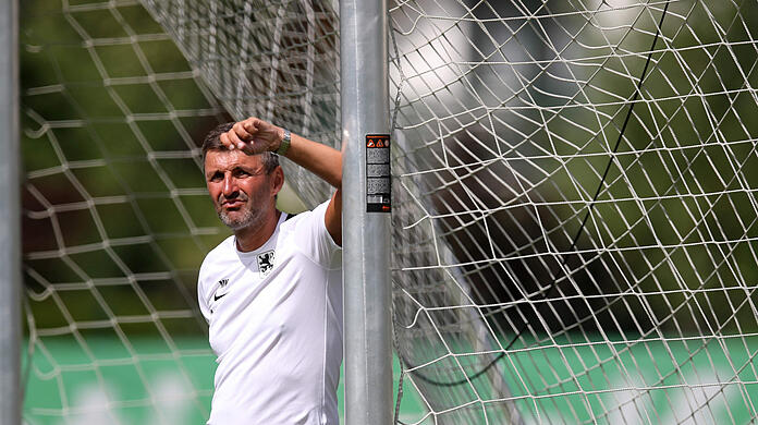 Löwen-Coach Michael Köllner will mit dem TSV 1860 am Freitagabend in die 2. Runde des DFB-Pokals einziehen. (Archivbild)