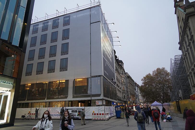 Verklebte Schaufenster, Bretterwände oder komplette Verhüllungen wie hier am früheren Schuhhaus Thomas zeugen vom großen Umbruch.